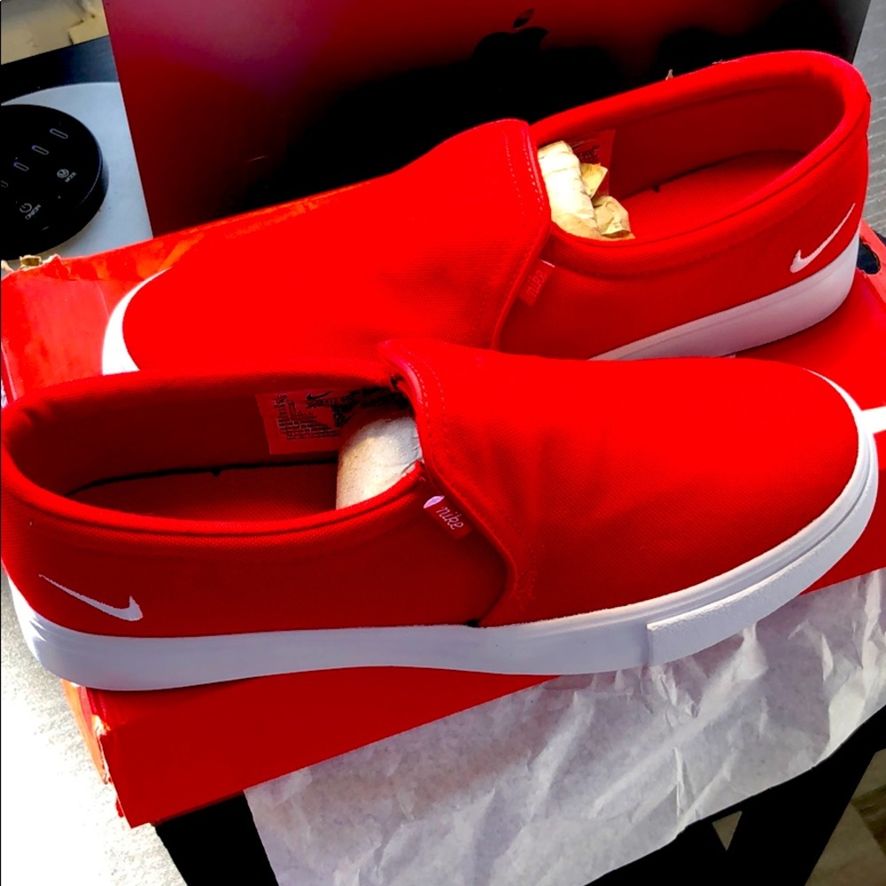 NIKE RED COURT ROYALE SLIP UNIVERSE